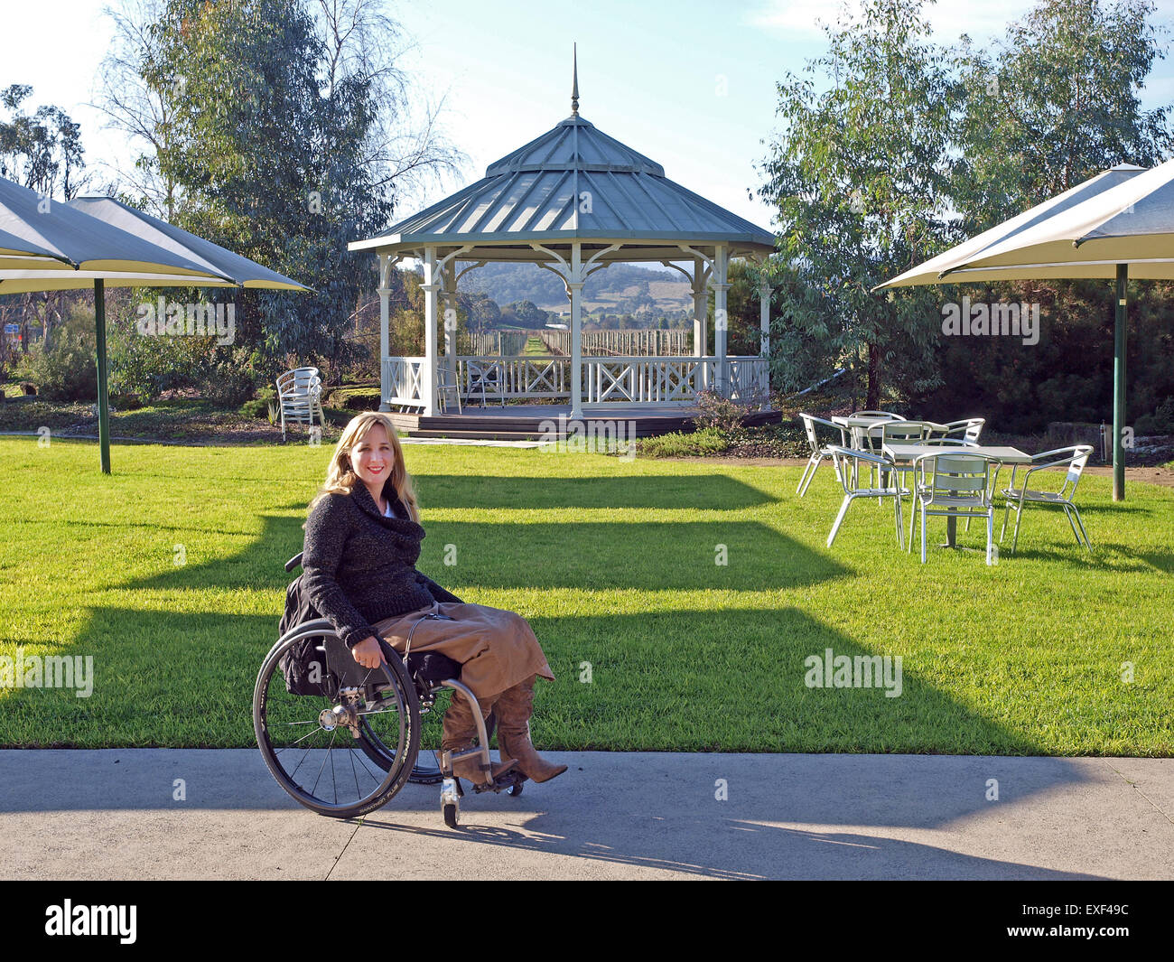 Frau in einem Rollstuhl in ein Yarra Valley Winery Stockfoto