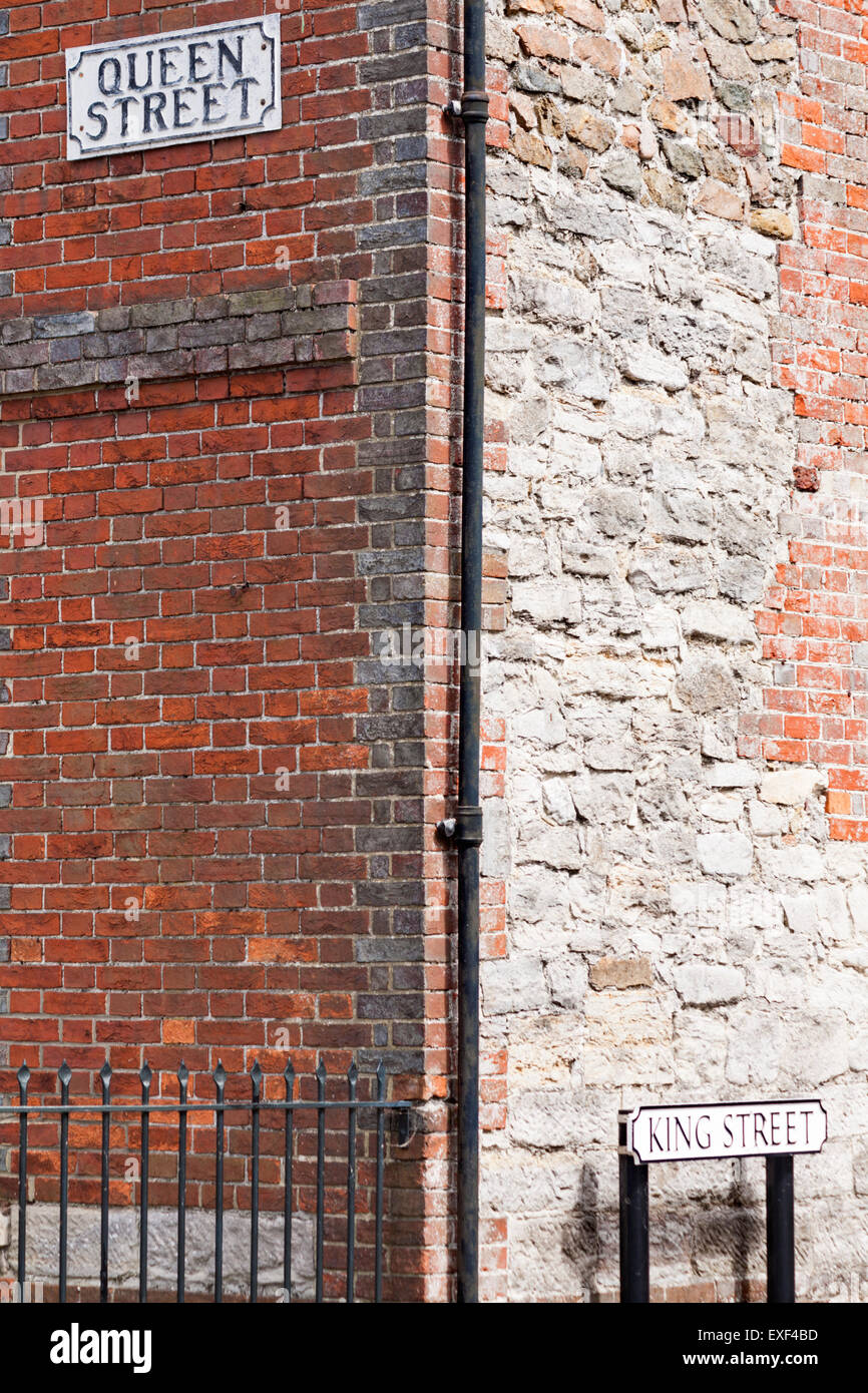 Ecke Queen Street und King Street in Emsworth, Hampshire, Großbritannien im Juli - Straßenecke von King St und Queen St Stockfoto