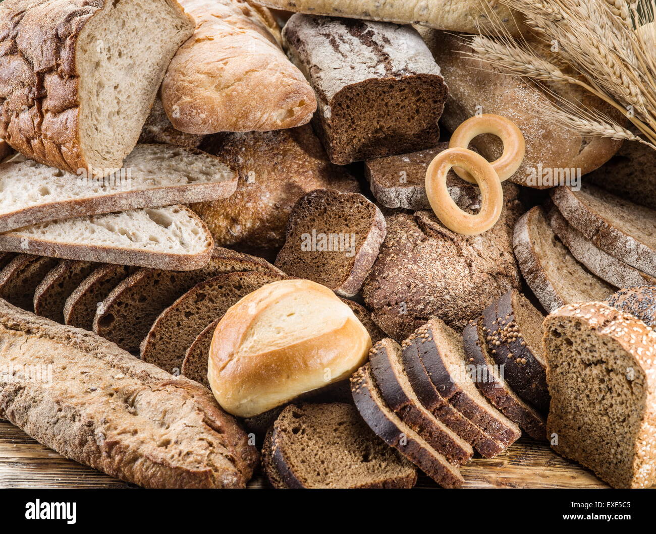 Verschiedene Sorten Brot. Essen-Hintergrund. Stockfoto