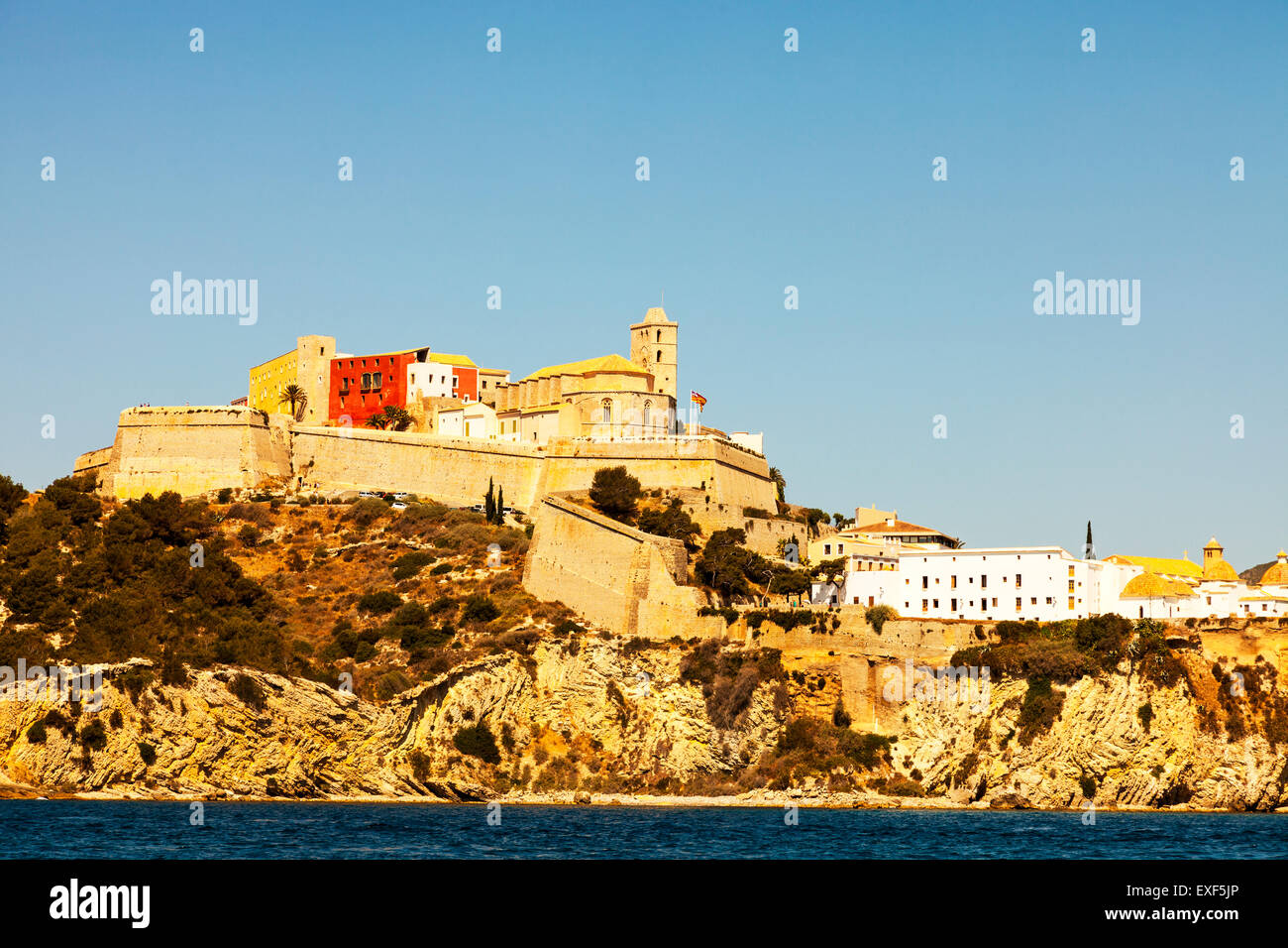 Ibiza Altstadt Wand Wände Kirche vom Meer Spanien Spanisch Insel zerklüftete Küste Küste Stockfoto