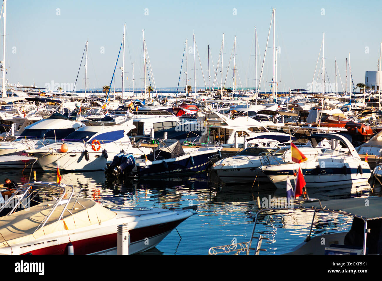 Marina Santa Eulalia Del Rio Ibiza Boot Werft Boote Yachten vor Anker im Hafen Spanien spanische Inselresort Stockfoto
