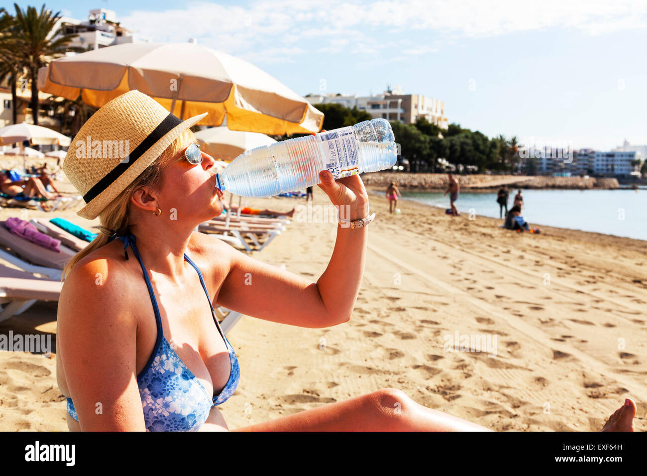Trinken Trinkwasser aus der Flasche feuchtigkeitsspendende rehydrieren Rehydration Sonne sonniger Sommer Durst Durst Ibiza Spanien spanische Res abgefüllt Stockfoto