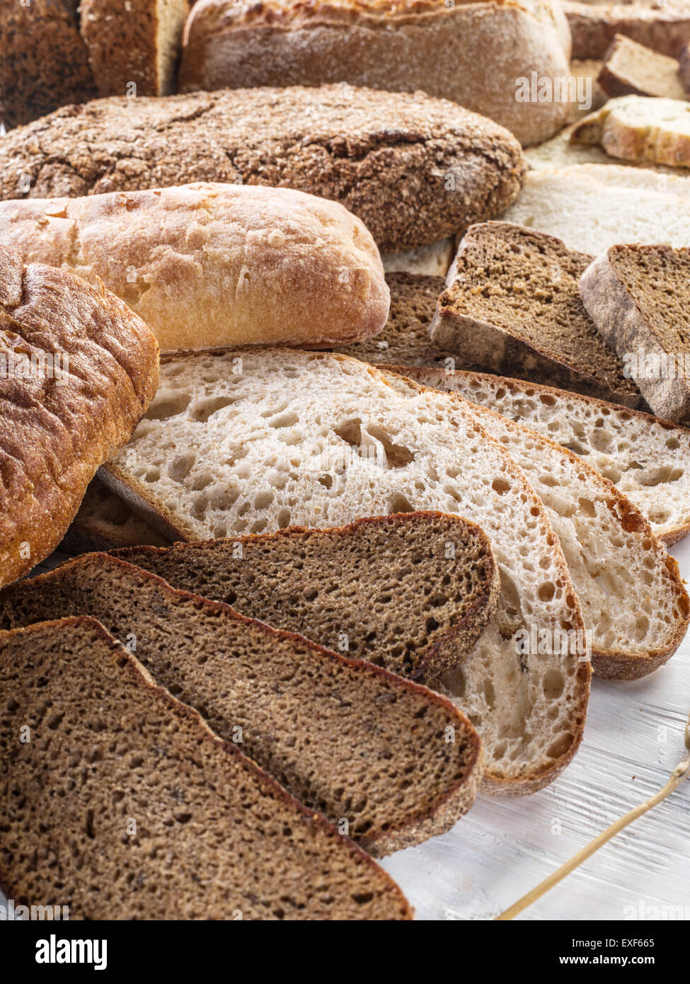 Verschiedene Sorten Brot. Essen-Hintergrund. Stockfoto