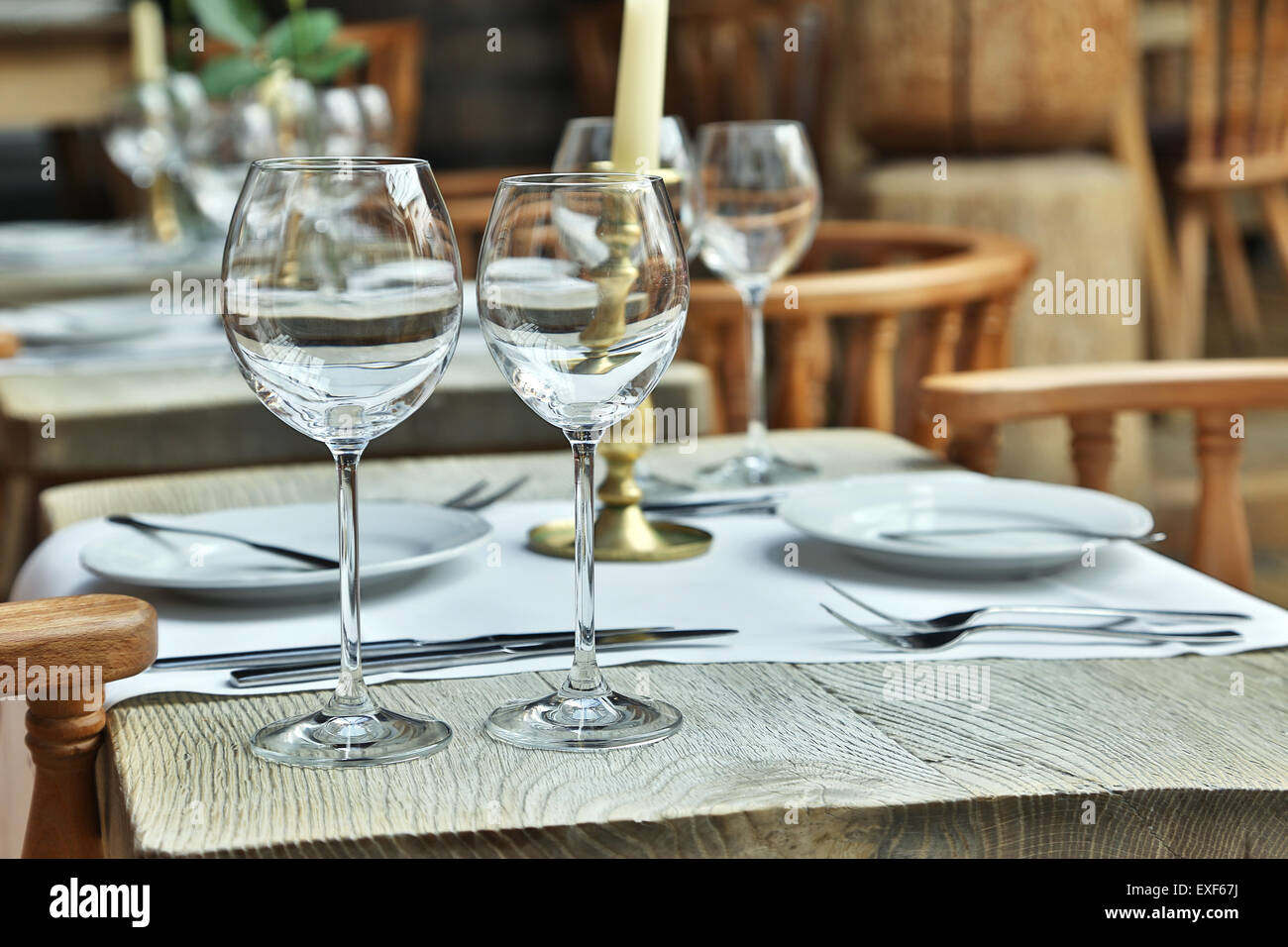 Tischdekoration mit Weingläsern im Vintage Café. Stockfoto