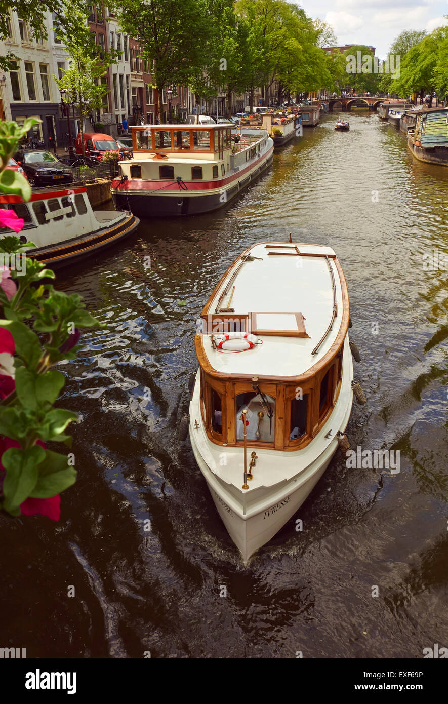 Eine Bootsfahrt durch die Grachten von Amsterdam in den Niederlanden, EU. Stockfoto