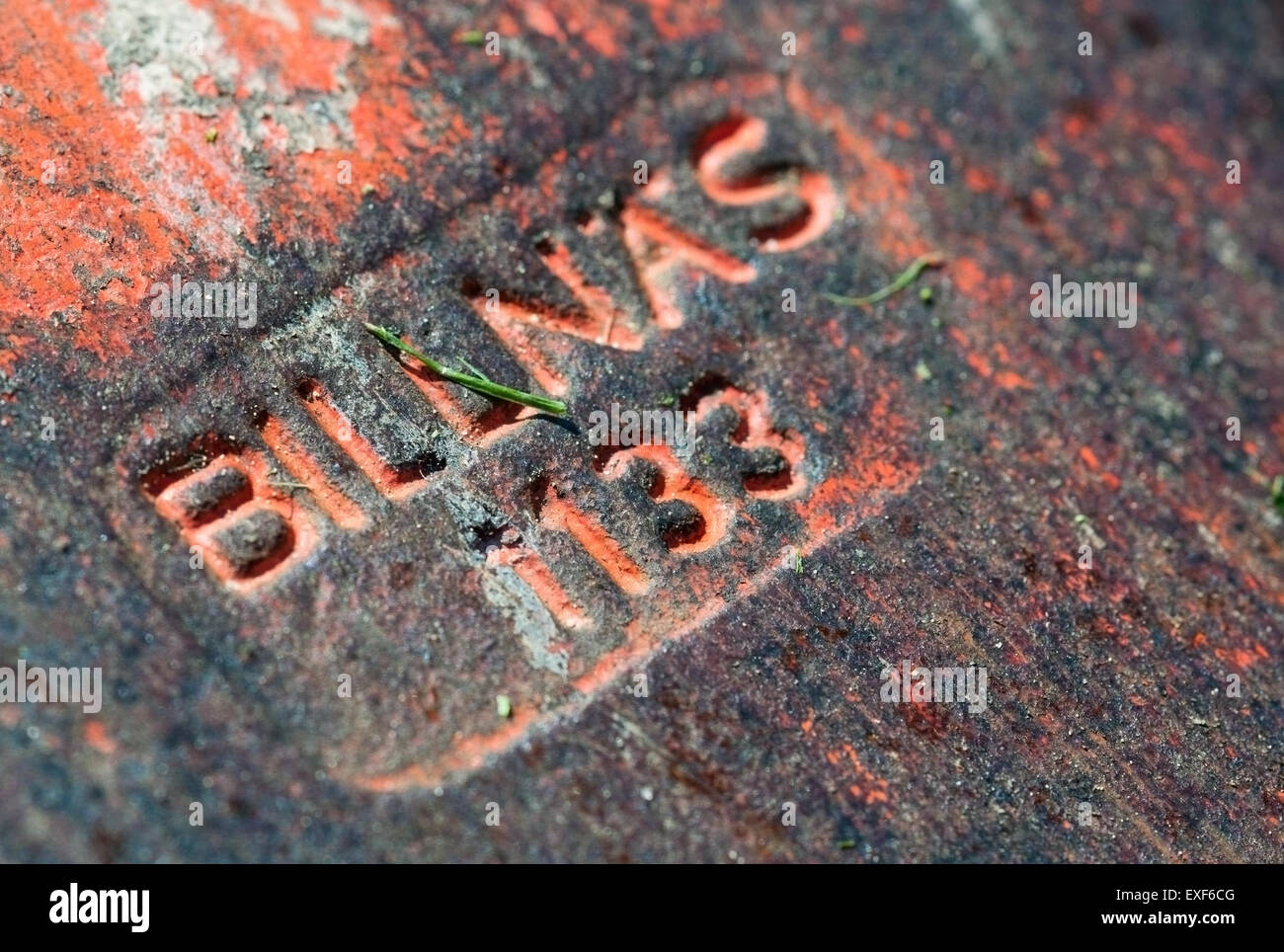 Platte mit dem Namen Billnas mit Flocken orange Farbe auf rostigen Metall, einem alten finnischen Stahlwerk Stockfoto