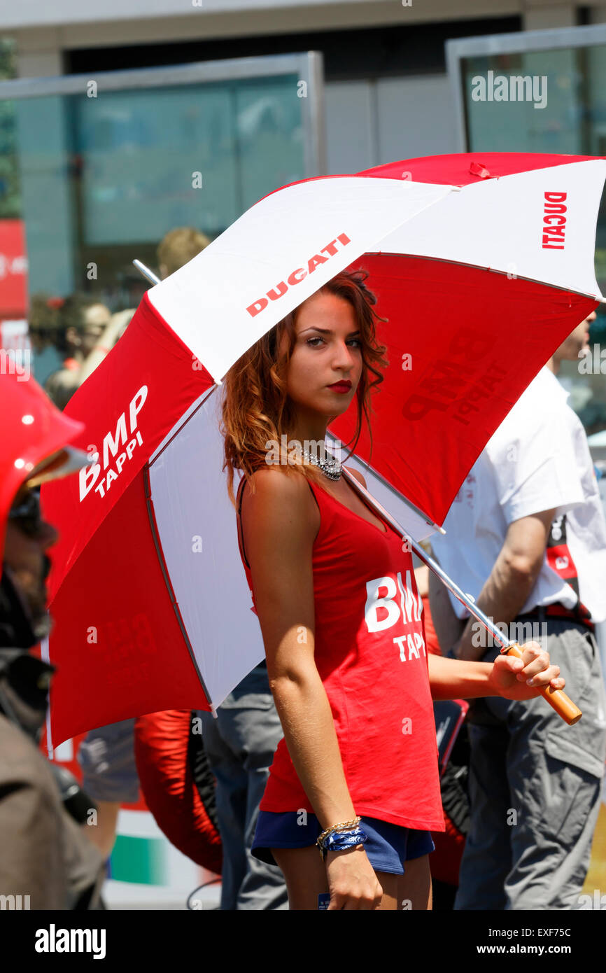 MISANO ADRIATICO, Italien - 21. Juni 2015: Eine Raster-Mädchen stellt während der Superbike Rennen 2 während der FIM Superbike Stockfoto