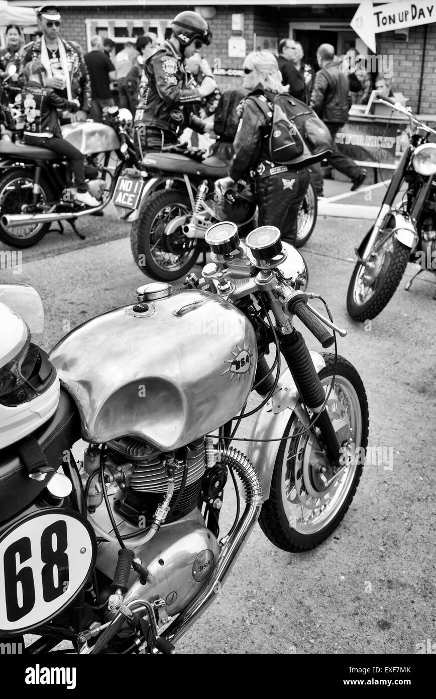 Rocker und britische Motorräder an der Tonne, Tag, Jacks Hill Cafe, Towcester Northamptonshire, England. Monochrom Stockfoto