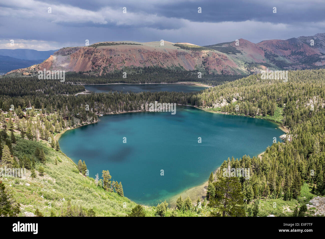 Sommergewitter über Lake Mary und Lake George in der kalifornischen Sierra Nevada Mammoth Lakes zu wachsen. Stockfoto