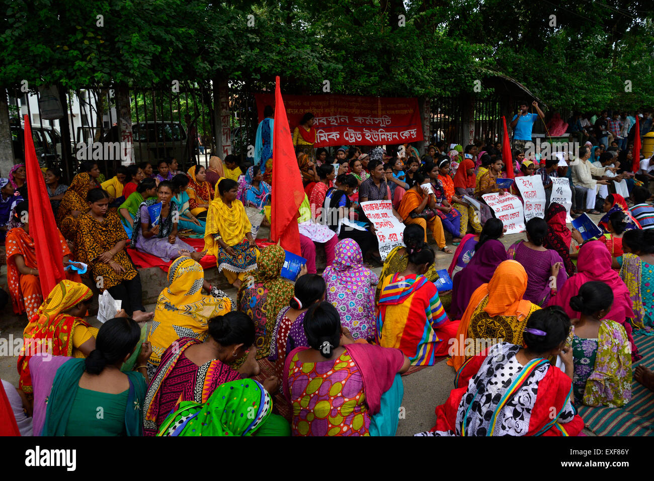 Dhaka, Bangladesch. 13. Juli 2015.  Swan Kleidungsstücke der Fabrikarbeiter und Aktivitäten der "Kleidungsstück Sramik Gewerkschaft Kendra" sind die Teilnehmer auf ein Sit-in-Demonstration vor dem National Press Club anspruchsvolle Pay drei Monate Gehalt wegen und Wiedereröffnung der Fabrik in Dhaka. 13. Juni 2015 Garments Workers Plattform "Kleidungsstück Sramik Gewerkschaft Kendra" weiter auf ein Sit-in-Demonstration vor dem National Press Club, anspruchsvolle drei Monate Gehalt fällig für Swan Kleidungsstücke Fabrikarbeiter und Wiedereröffnung der Fabrik in Dhaka. Bildnachweis: Mamunur Rashid/Alamy Live-Nachrichten Stockfoto