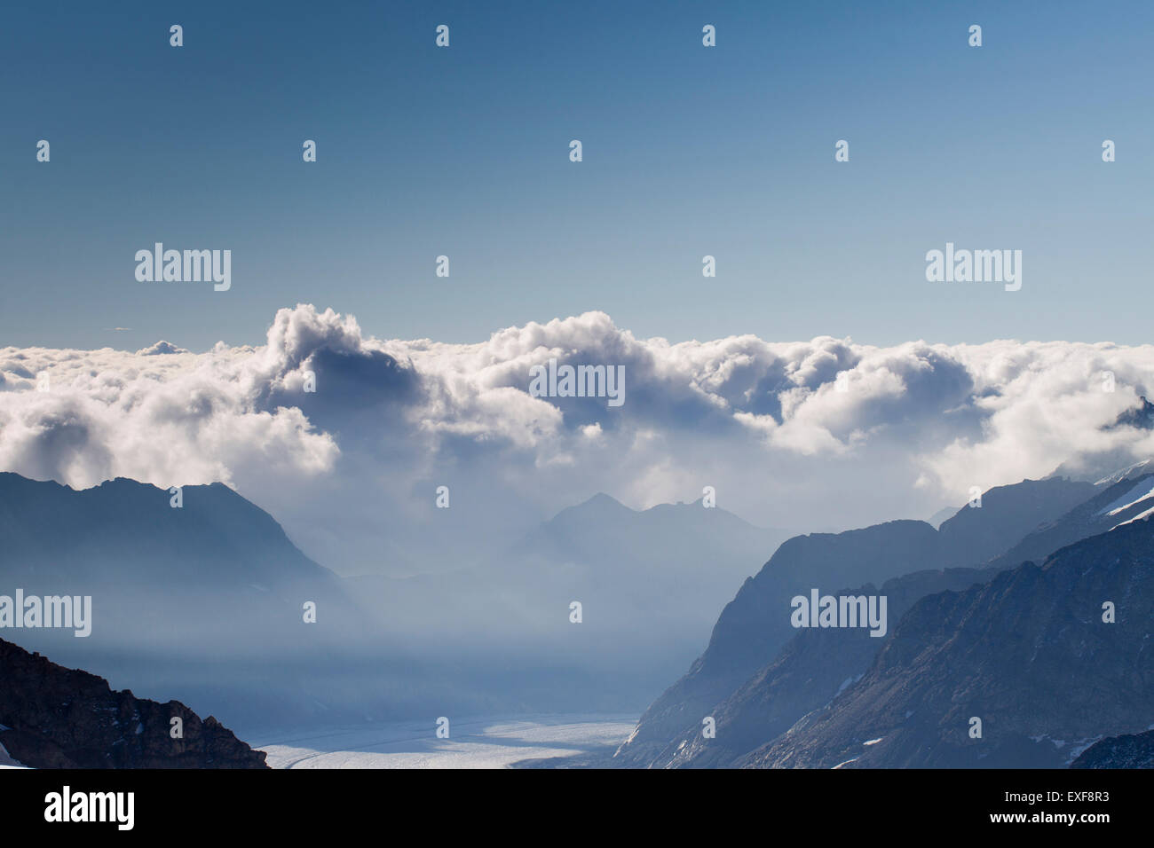 Blick auf Berge und niedrige Wolkendecke über Tal, Jungfrauchjoch, Grindelwald, Schweiz Stockfoto