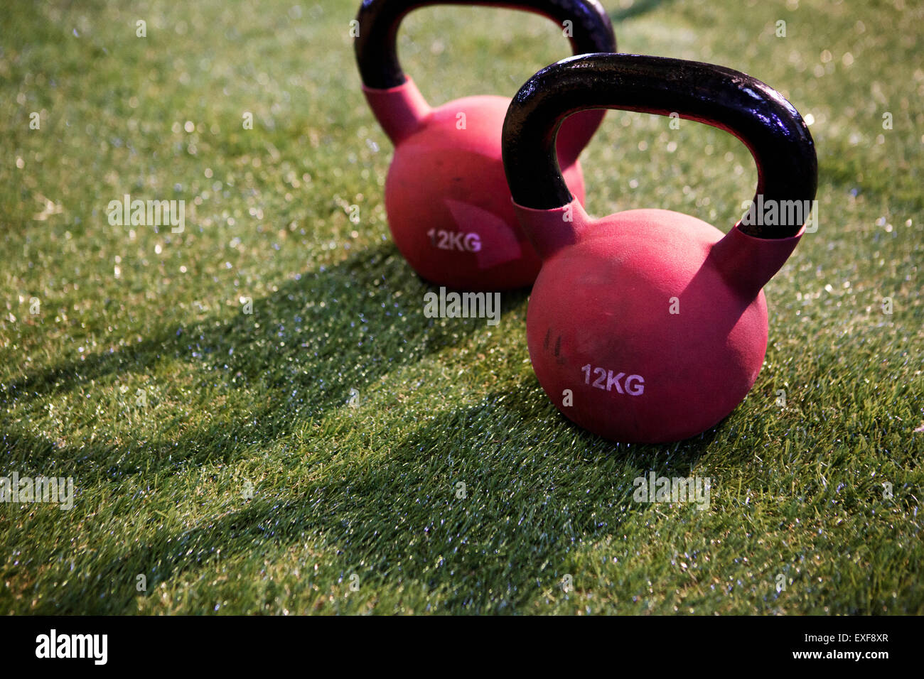 Paar von Kettlebells auf Rasen Stockfoto