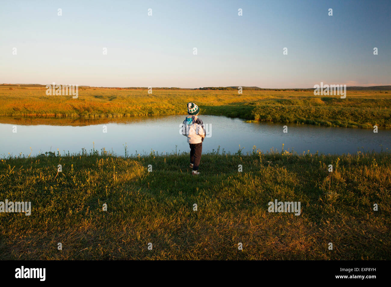 Rückansicht des jungen mit Blick auf Fluss, Sarsy Dorf, Swerdlowsk, Russland Stockfoto