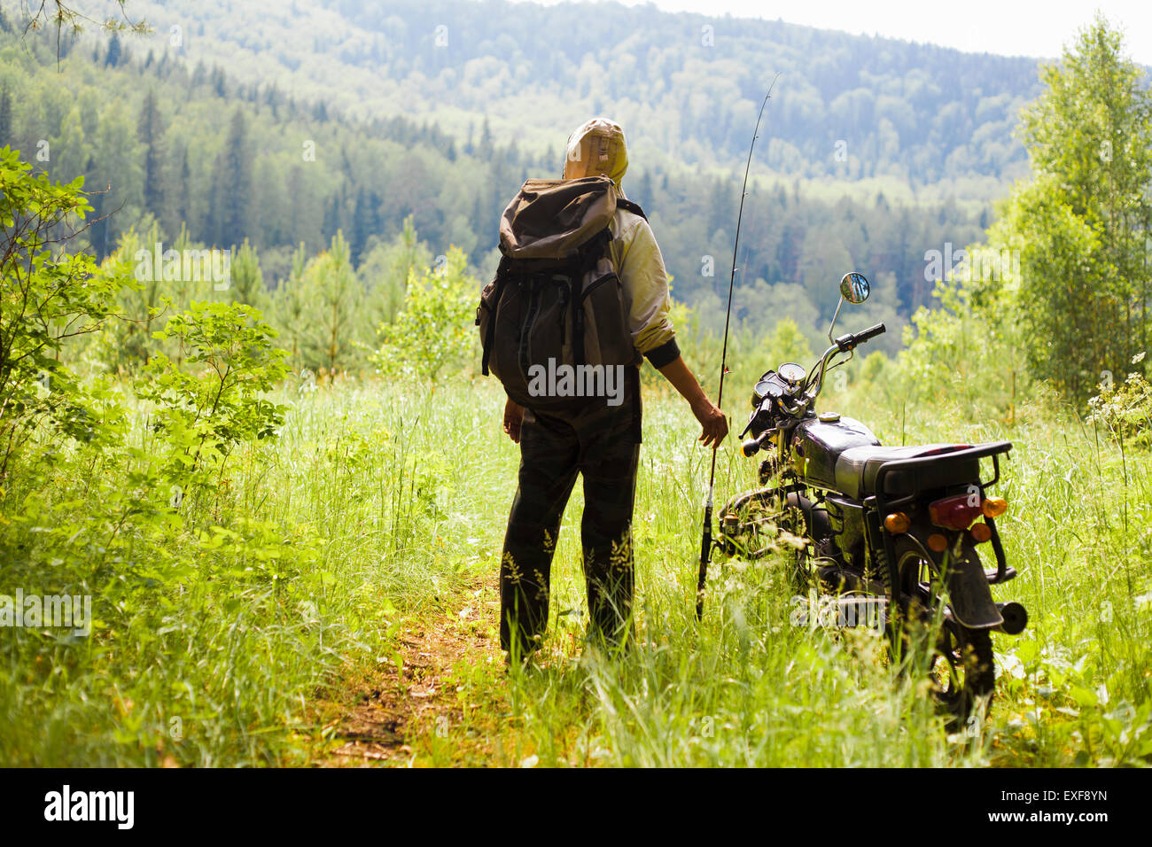 Mitte erwachsener Mann im Wald mit Angelrute, Sarsy Dorf, Swerdlowsk, Russland Stockfoto