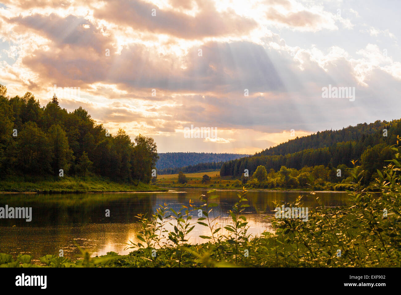 Ansicht der Sonnenstrahlen auf Flusslandschaft, Sarsy Dorf, Swerdlowsk, Russland Stockfoto
