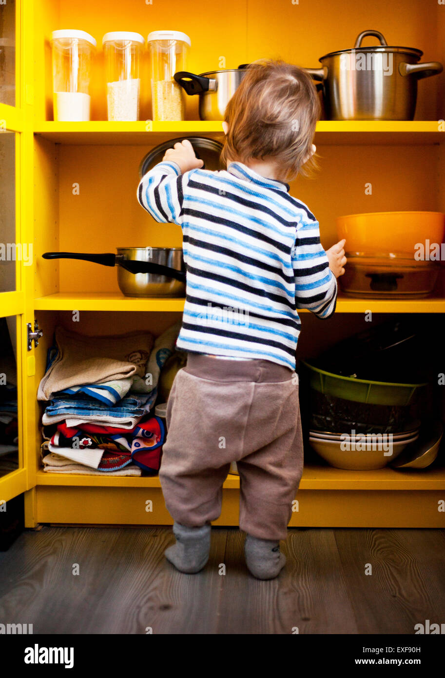 Rückansicht des männlichen Kleinkind mit Topf Deckel in Küche Stockfoto