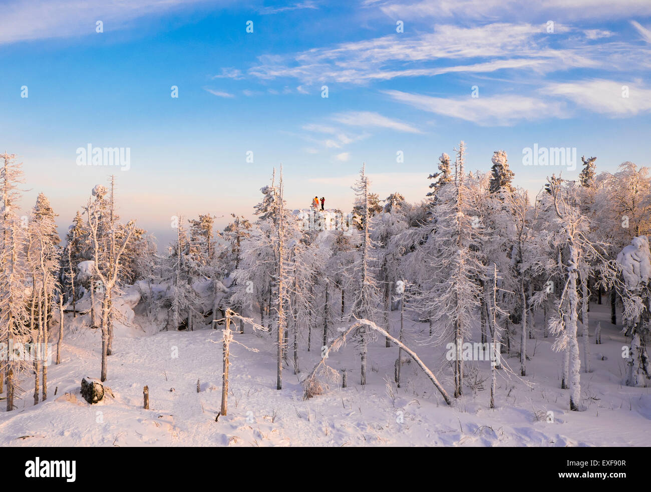 Fernsicht auf Mitte erwachsenes paar Blick vom Schnee bedeckten Felsen, Nishnij Tagil, Swerdlowsk, Russland Stockfoto
