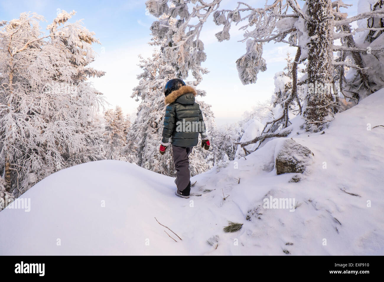 Junge Wandern im Schnee bedeckt Bergwald, Nishnij Tagil, Swerdlowsk, Russland Stockfoto