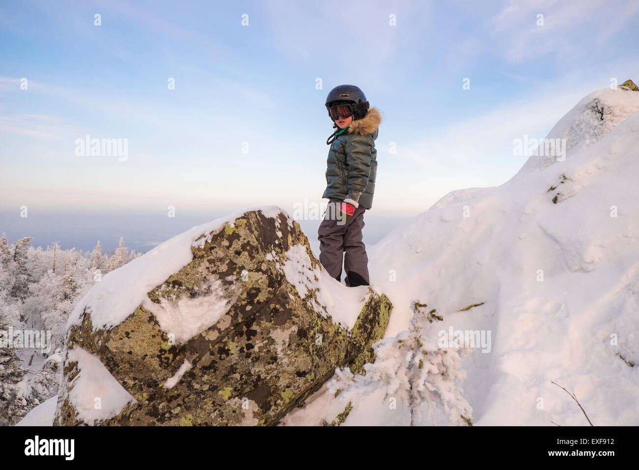 Porträt eines jungen auf schneebedeckten Felsen, Nishnij Tagil, Swerdlowsk, Russland Stockfoto