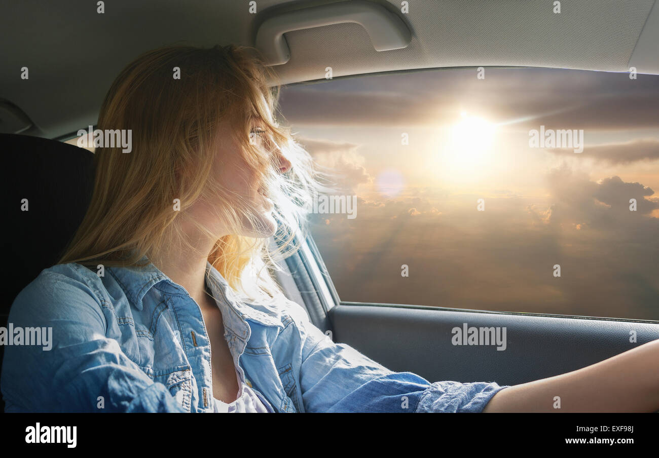 Frau Auto fahren und Sonnenuntergang Stockfoto