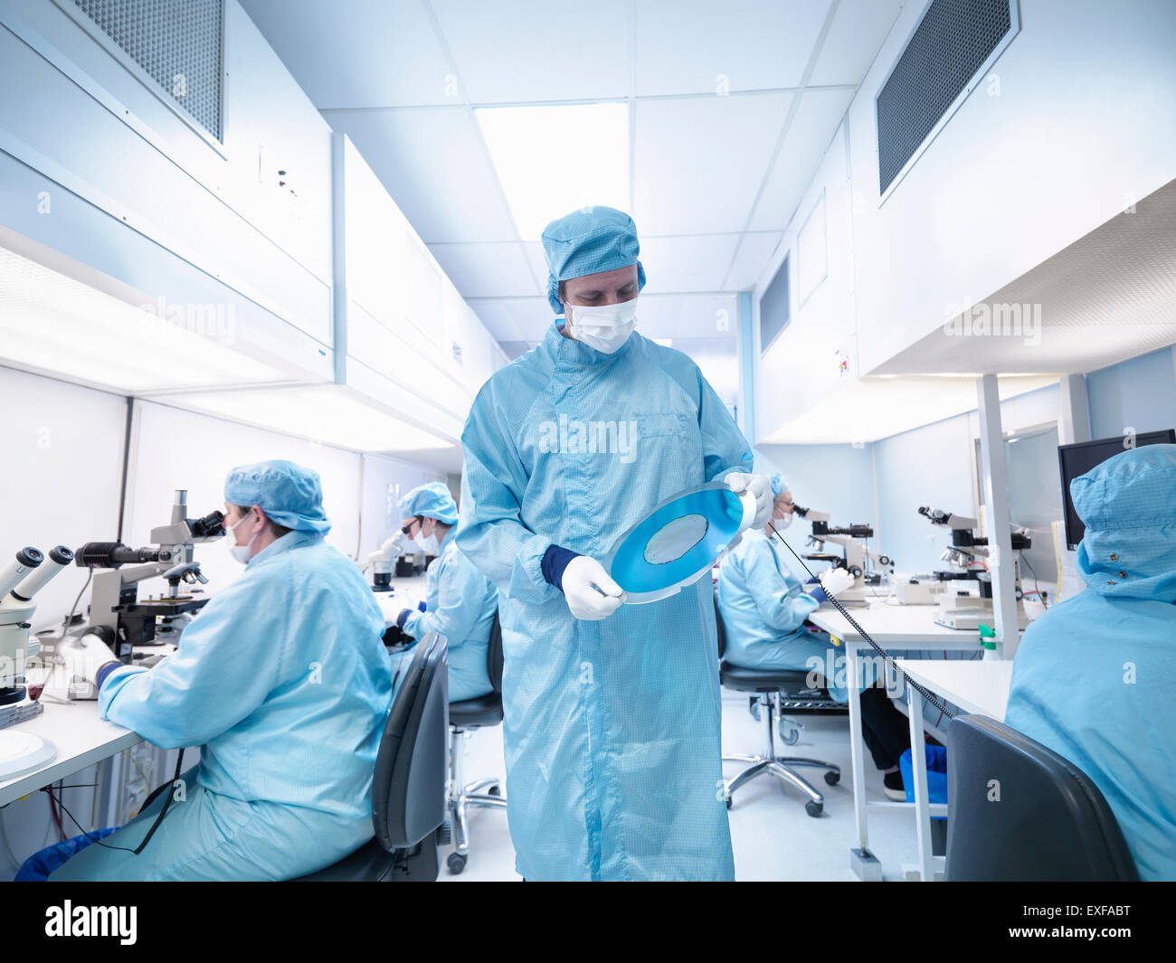 Silicon Wafer In Clean Room Stockfotos Silicon Wafer In