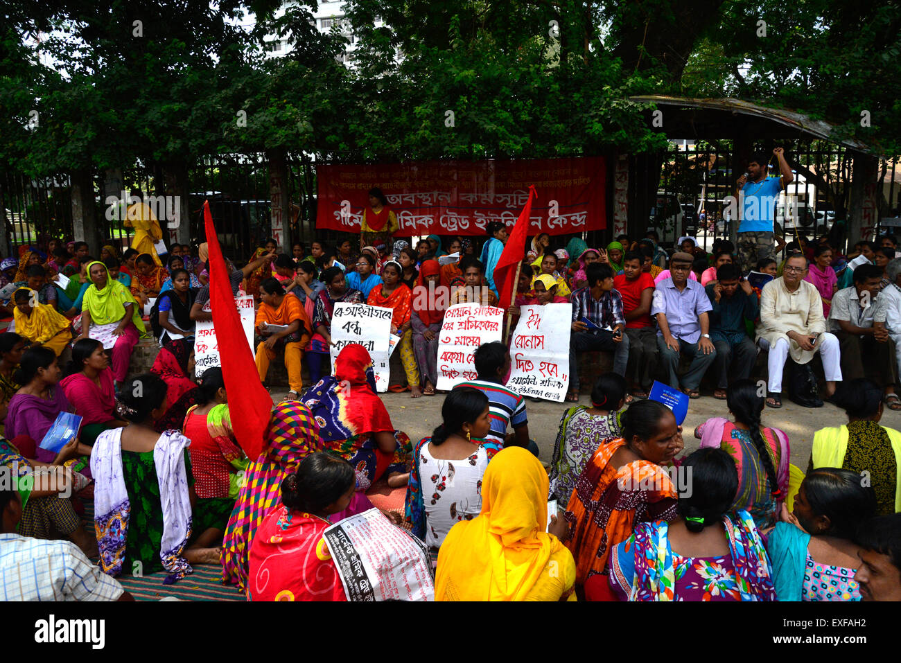 Dhaka, Bangladesch. 13. Juli 2015.  Swan Kleidungsstücke der Fabrikarbeiter und Aktivitäten der "Kleidungsstück Sramik Gewerkschaft Kendra" sind die Teilnehmer auf ein Sit-in-Demonstration vor dem National Press Club anspruchsvolle Pay drei Monate Gehalt wegen und Wiedereröffnung der Fabrik in Dhaka. 13. Juni 2015 Garments Workers Plattform "Kleidungsstück Sramik Gewerkschaft Kendra" weiter auf ein Sit-in-Demonstration vor dem National Press Club, anspruchsvolle drei Monate Gehalt fällig für Swan Kleidungsstücke Fabrikarbeiter und Wiedereröffnung der Fabrik in Dhaka. Bildnachweis: Mamunur Rashid/Alamy Live-Nachrichten Stockfoto