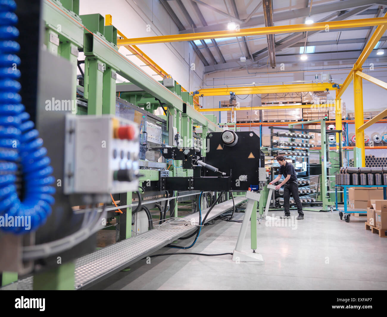 Arbeiter operative Kohlefaser Webstuhl in Kohlenstoff-Faser-Fabrik Stockfoto