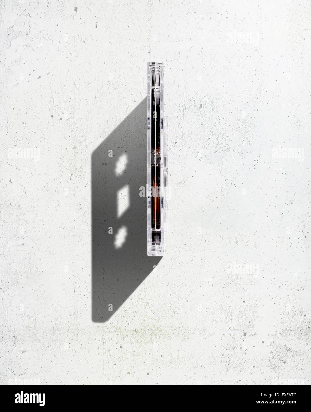 Eine obenliegende Aufnahme einer alten Kassette mit einem starken definierenden Schatten. Stockfoto