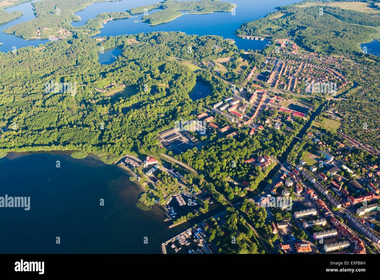 Luftaufnahme von Gizycki Kanal Kisajno und Niegocin Seen, Festung Boyen auf der linken Seite, Gizycko, Masuren, Polen Stockfoto
