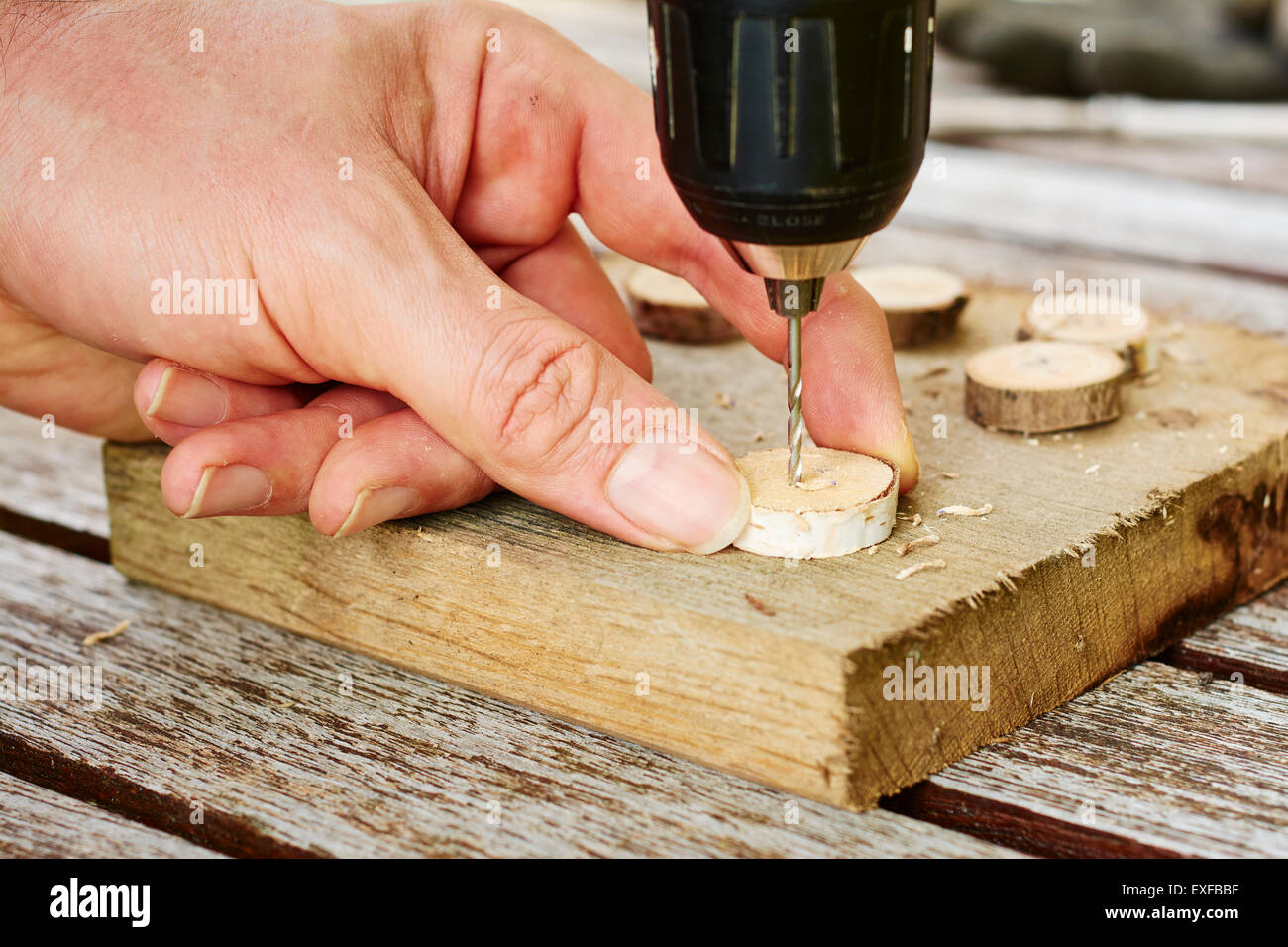 Bohren von Löchern in Holzknöpfe Mann. Stockfoto