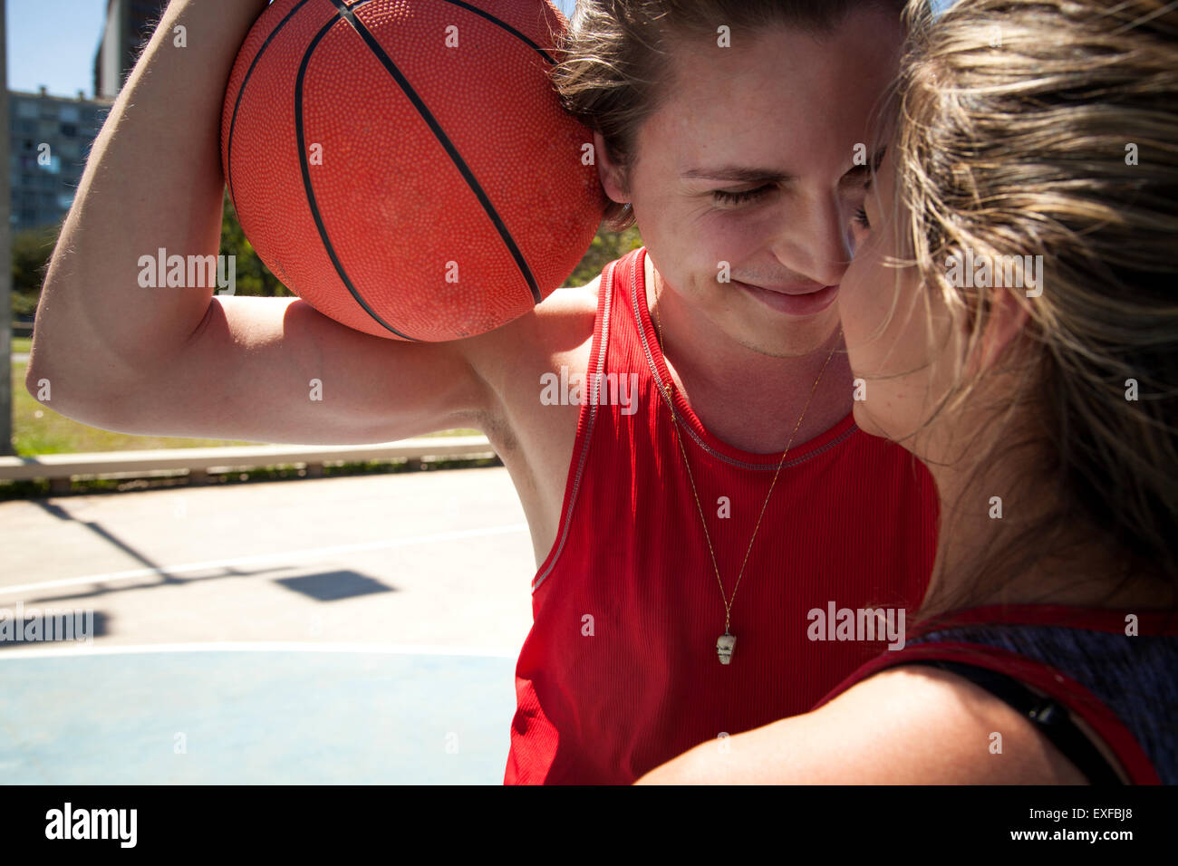 Nahaufnahme eines jungen Paares am Basketballplatz Stockfoto