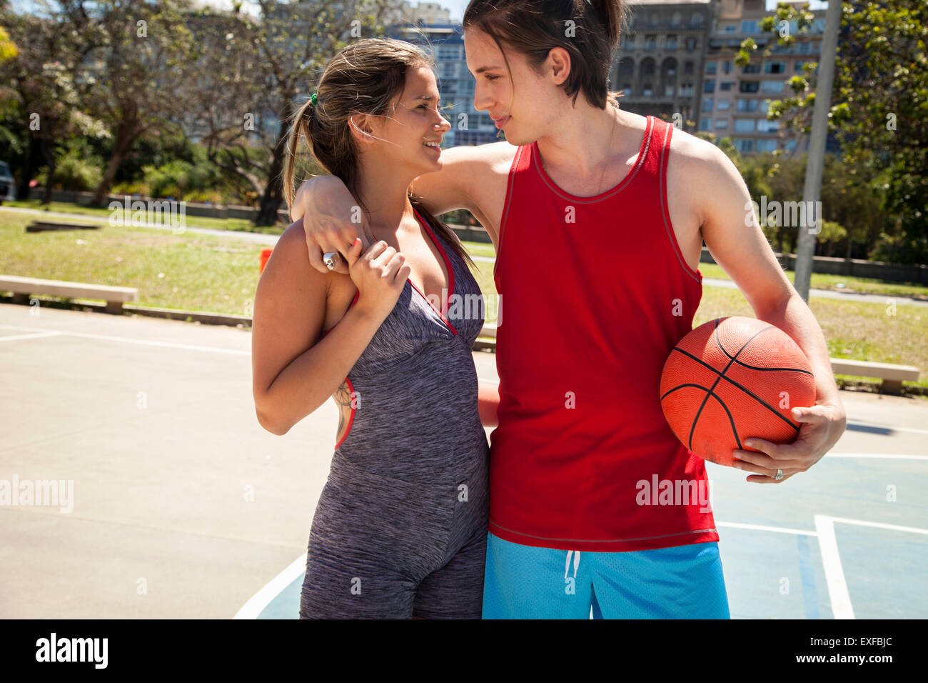 Junges Paar am Basketballplatz Stockfoto