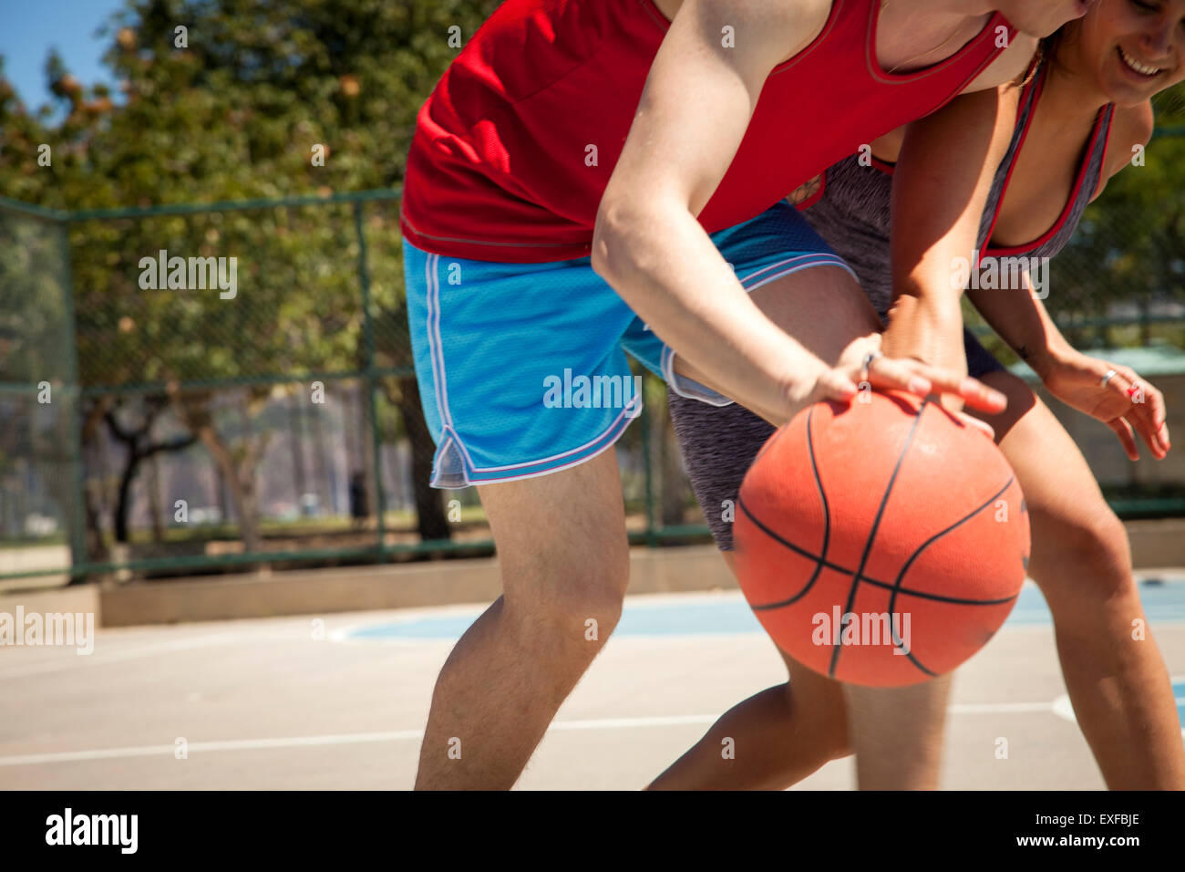 Junges Paar üben Basketball am Gericht Stockfoto