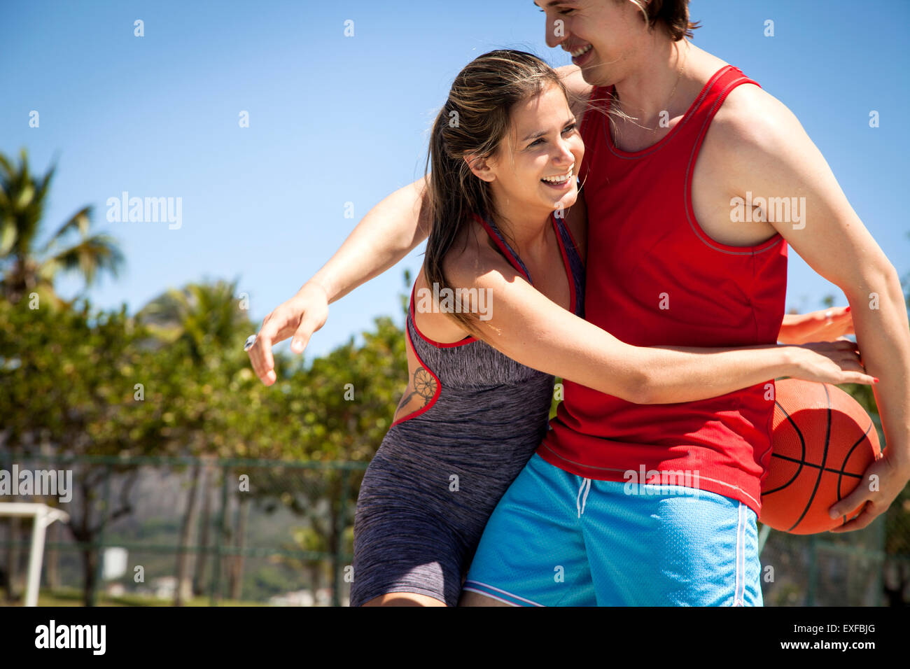 Junges Paar flirten während Basketball üben Stockfoto