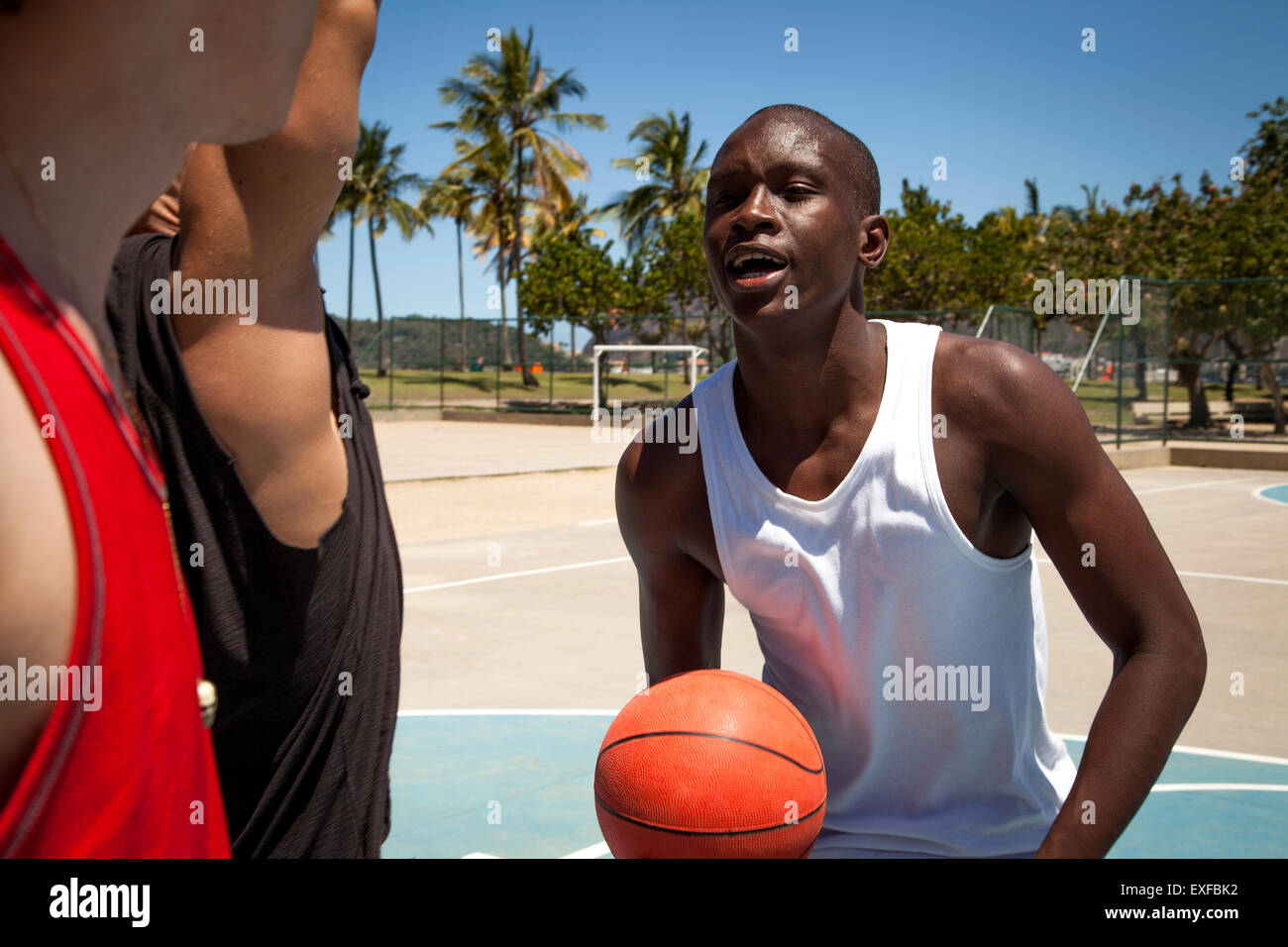 Männer Basketball-Spieler am Basketballplatz sprechen Stockfoto