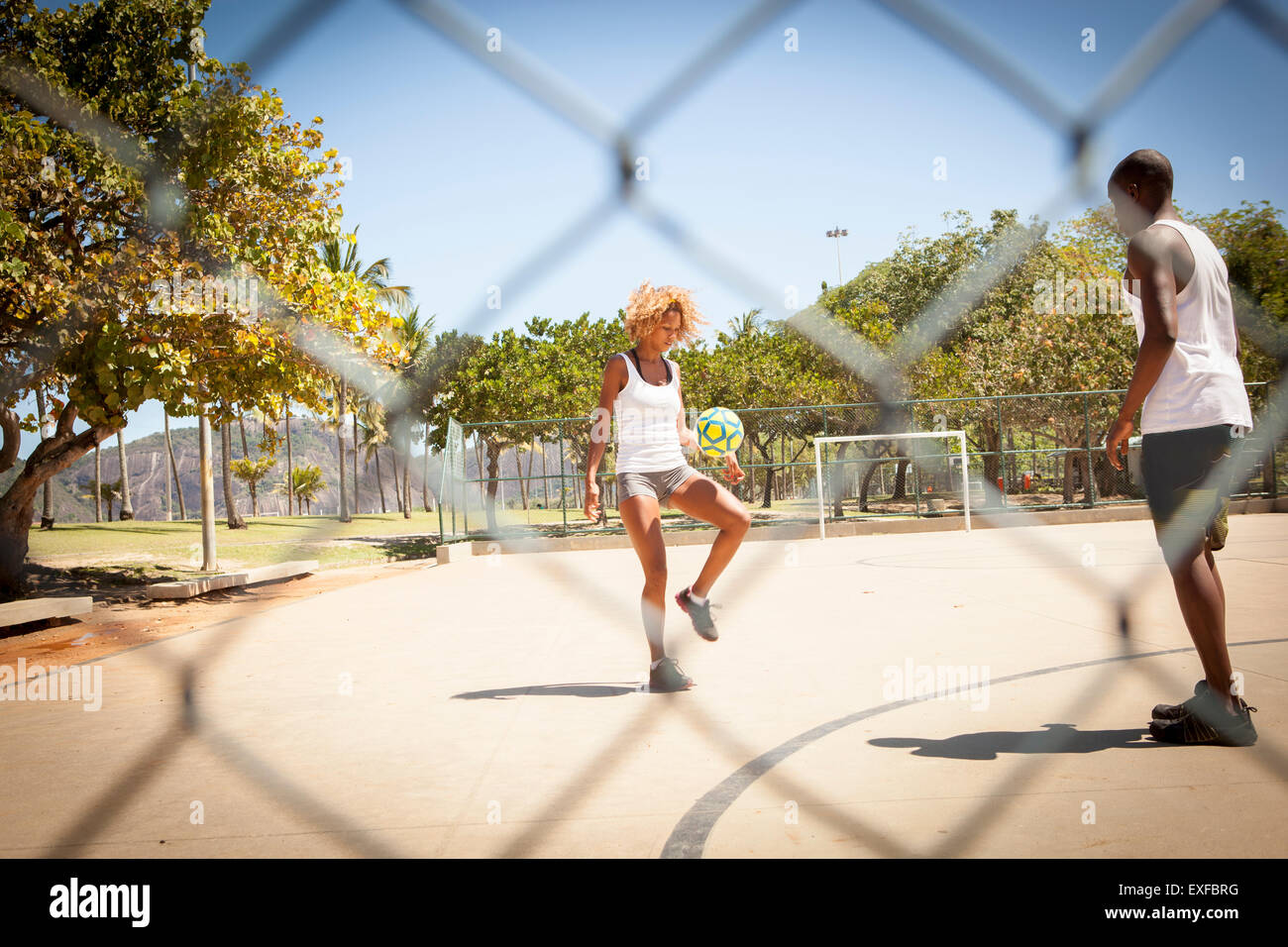 Junges Paar üben gemeinsam am Basketballplatz Stockfoto