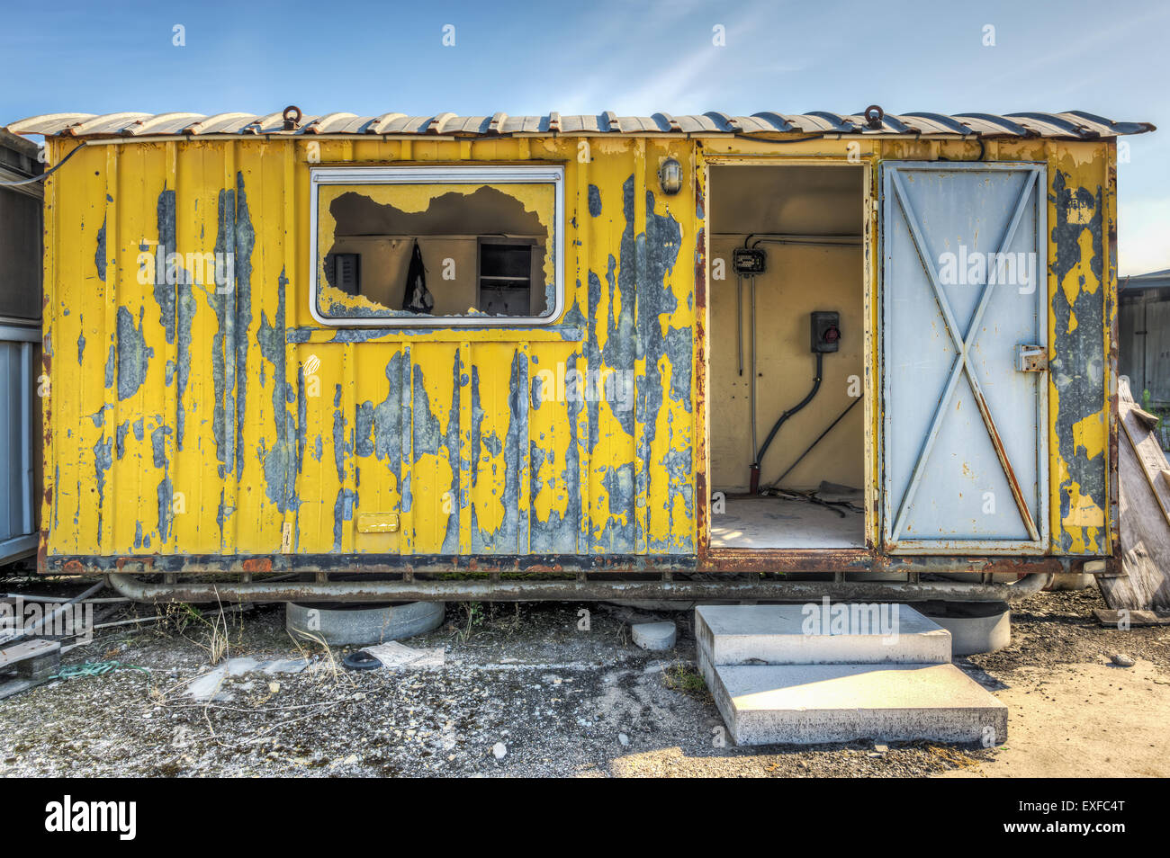 Verfallene gelbe Baustelle Hütte Stockfoto