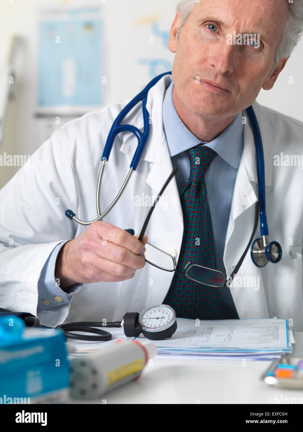 Porträt des Arztes Beratung ein Patienten im Büro Nahaufnahme Stockfoto