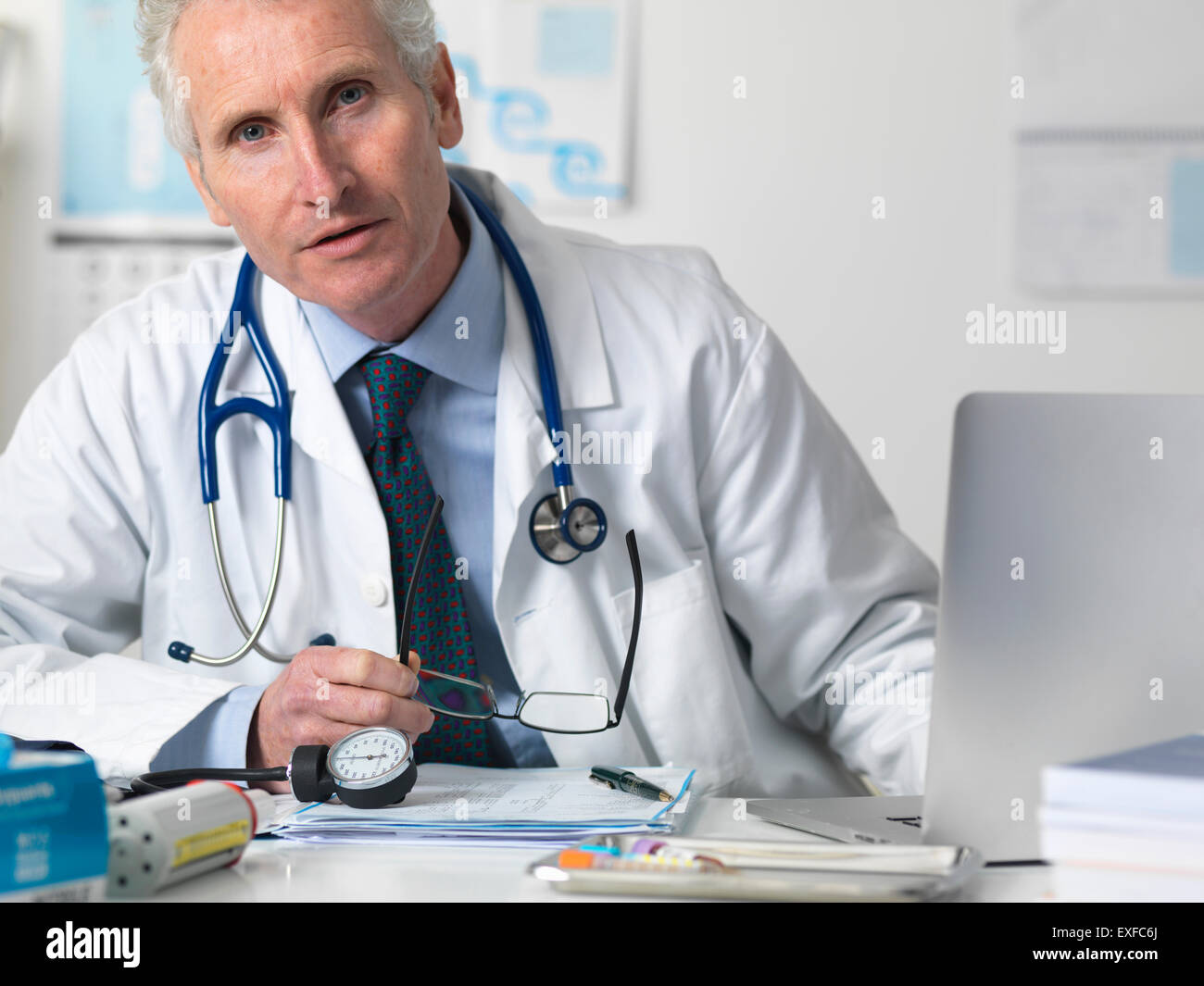 Porträt des Arztes Beratung ein Patienten im Büro Stockfoto