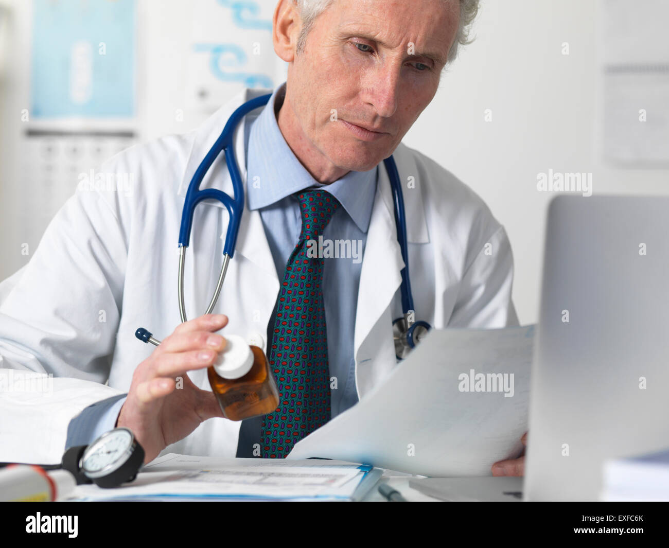 Arzt überprüft medizinische Hinweise vor der Verschreibung von Medikamenten Stockfoto