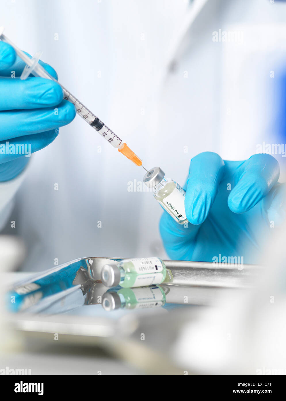 Nahaufnahme von Ärzten Händen Vorbereitung eines Impfstoffs, Patienten zu injizieren Stockfoto