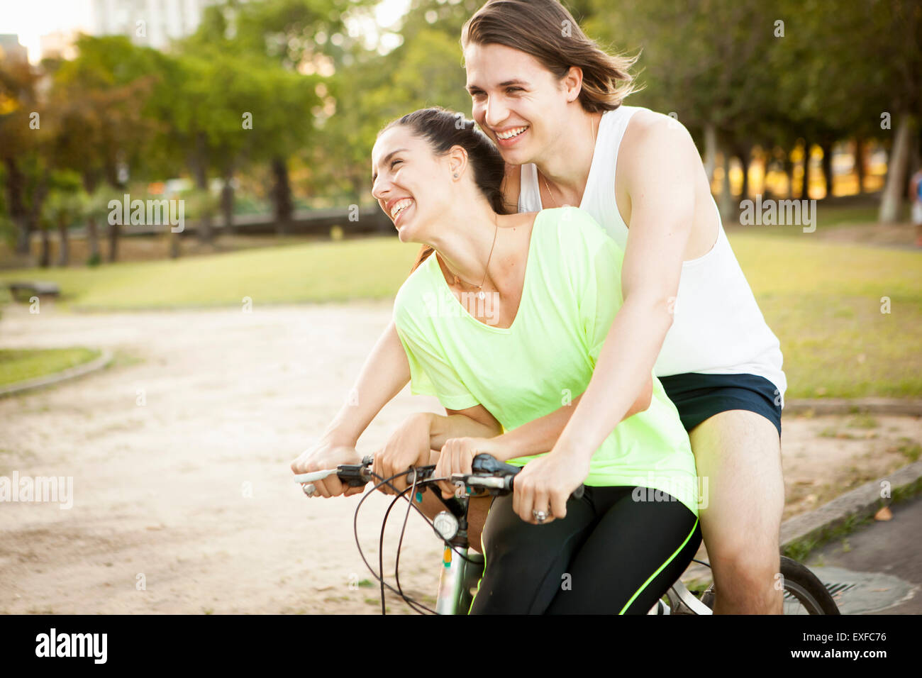 Junges Paar Radsport Sozius im park Stockfoto