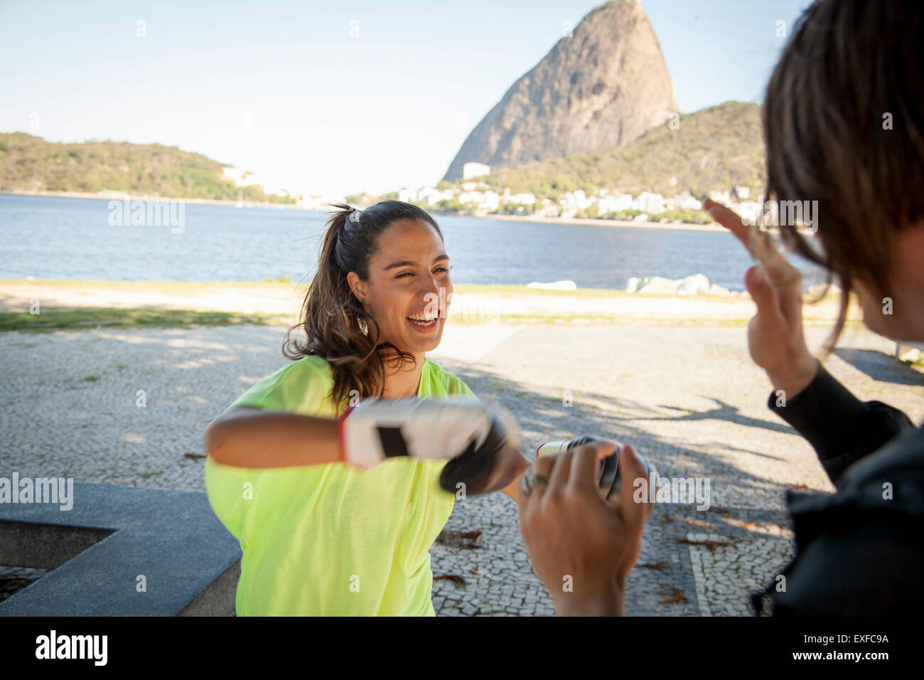 Boxerin training mit personal Trainer, Rio De Janeiro, Brasilien Stockfoto