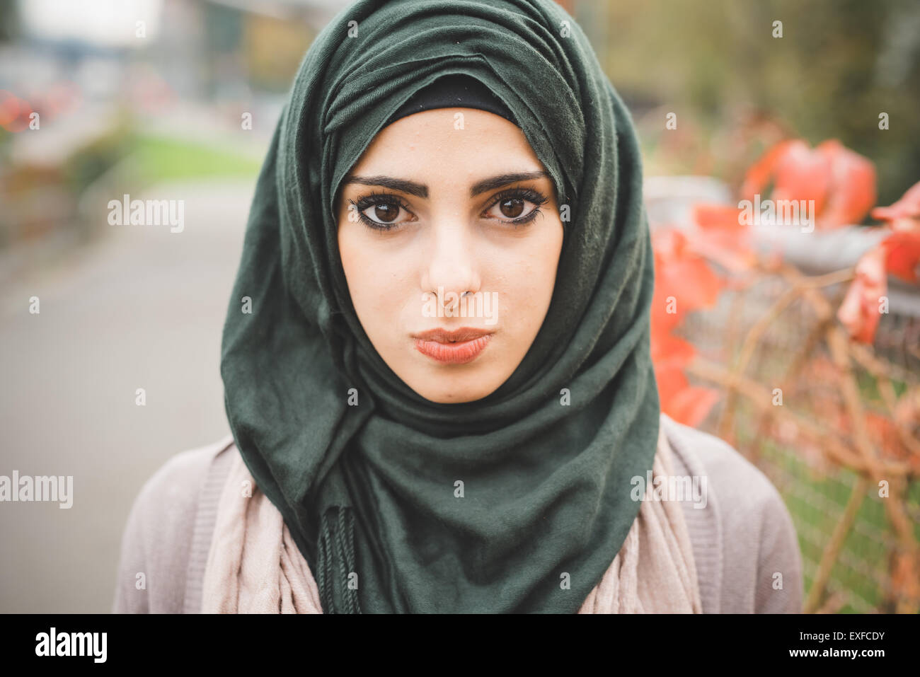 Porträt der jungen Frau trägt Hijab hautnah Stockfoto