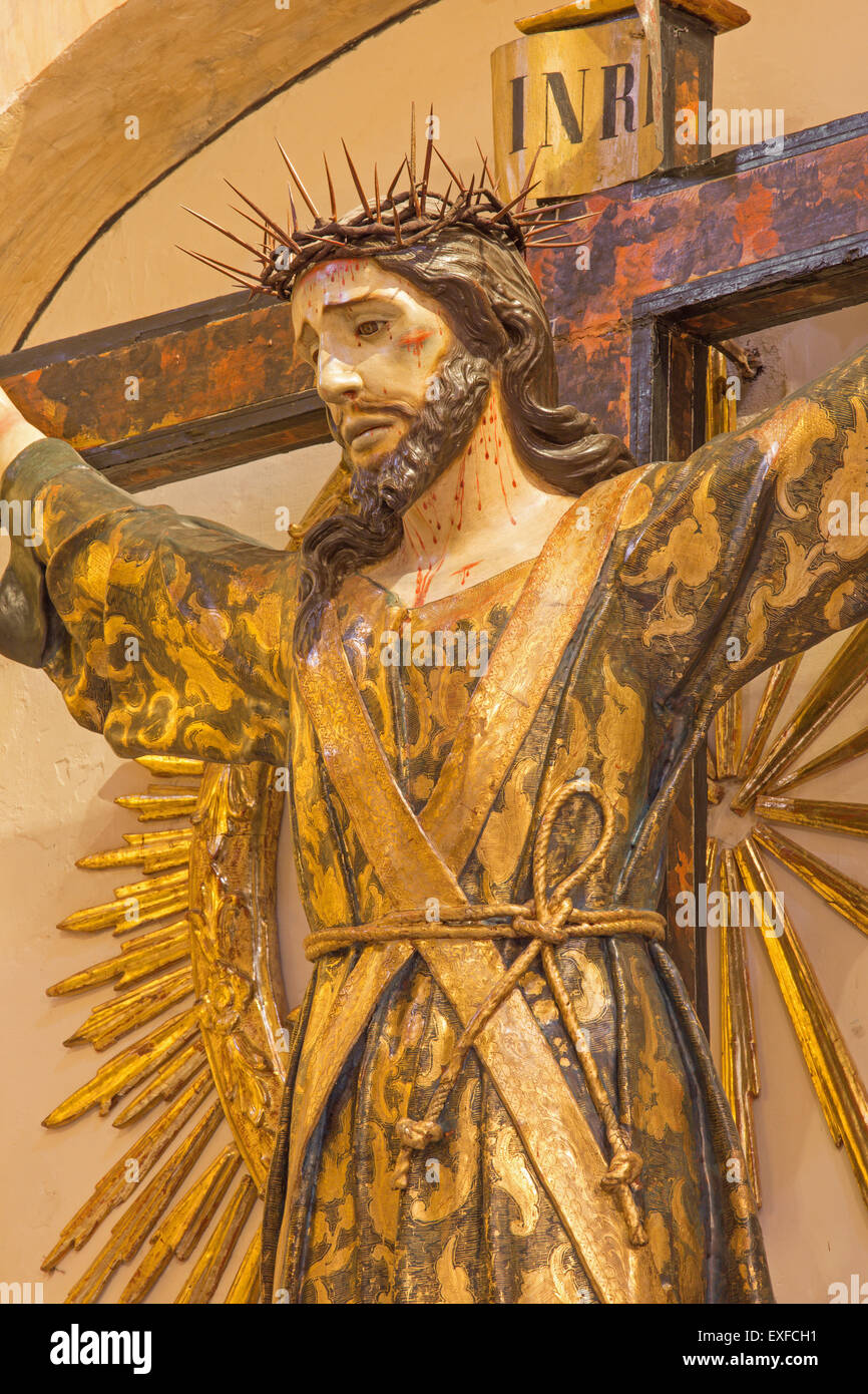 GRANADA, Spanien - 29. Mai 2015: Die stilisierten Jesus Christus am Kreuz als der Priester in der Iglesia de San Anton. Stockfoto