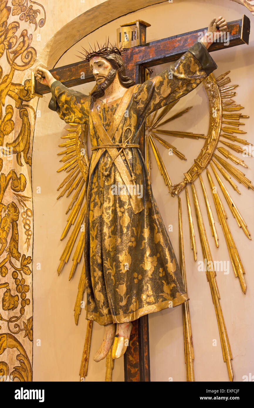 GRANADA, Spanien - 29. Mai 2015: Die stilisierten Jesus Christus am Kreuz als der Priester in der Iglesia de San Anton. Stockfoto