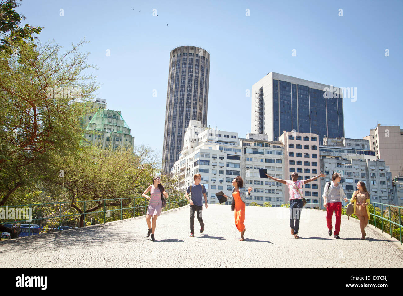 Gruppe von Studenten, die zu Fuß, Rio De Janeiro, Brasilien Stockfoto