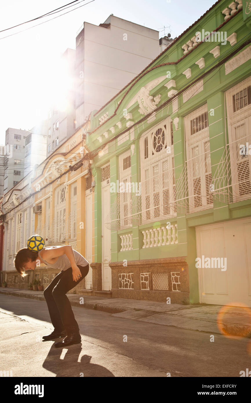 Schüler feiern mit fußballerischen Fähigkeiten auf der Straße, Rio De Janeiro, Brasilien Stockfoto