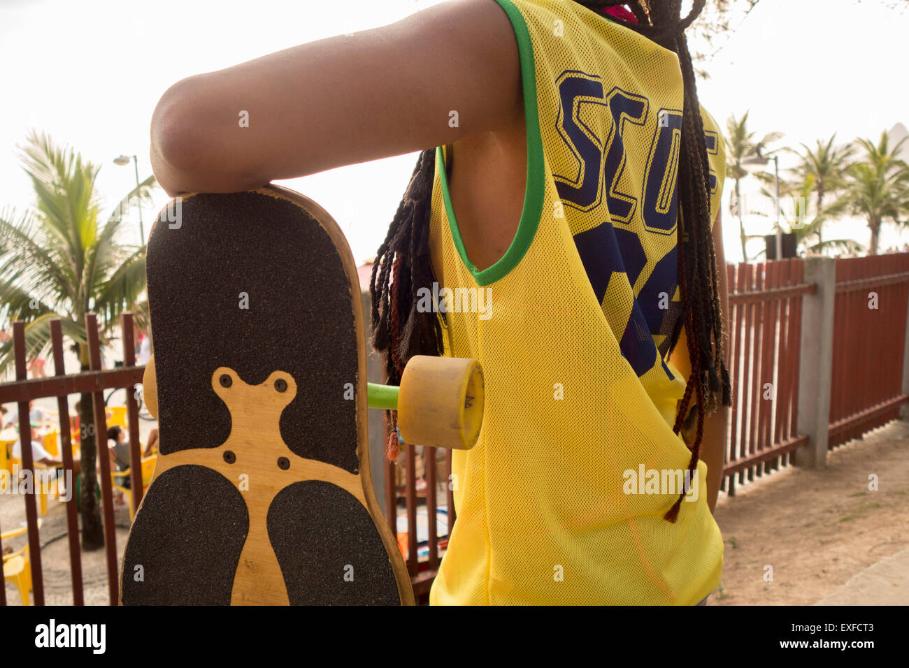 Frau, stützte sich auf Skateboard, Ipanema, Rio De Janeiro, Brasilien Stockfoto