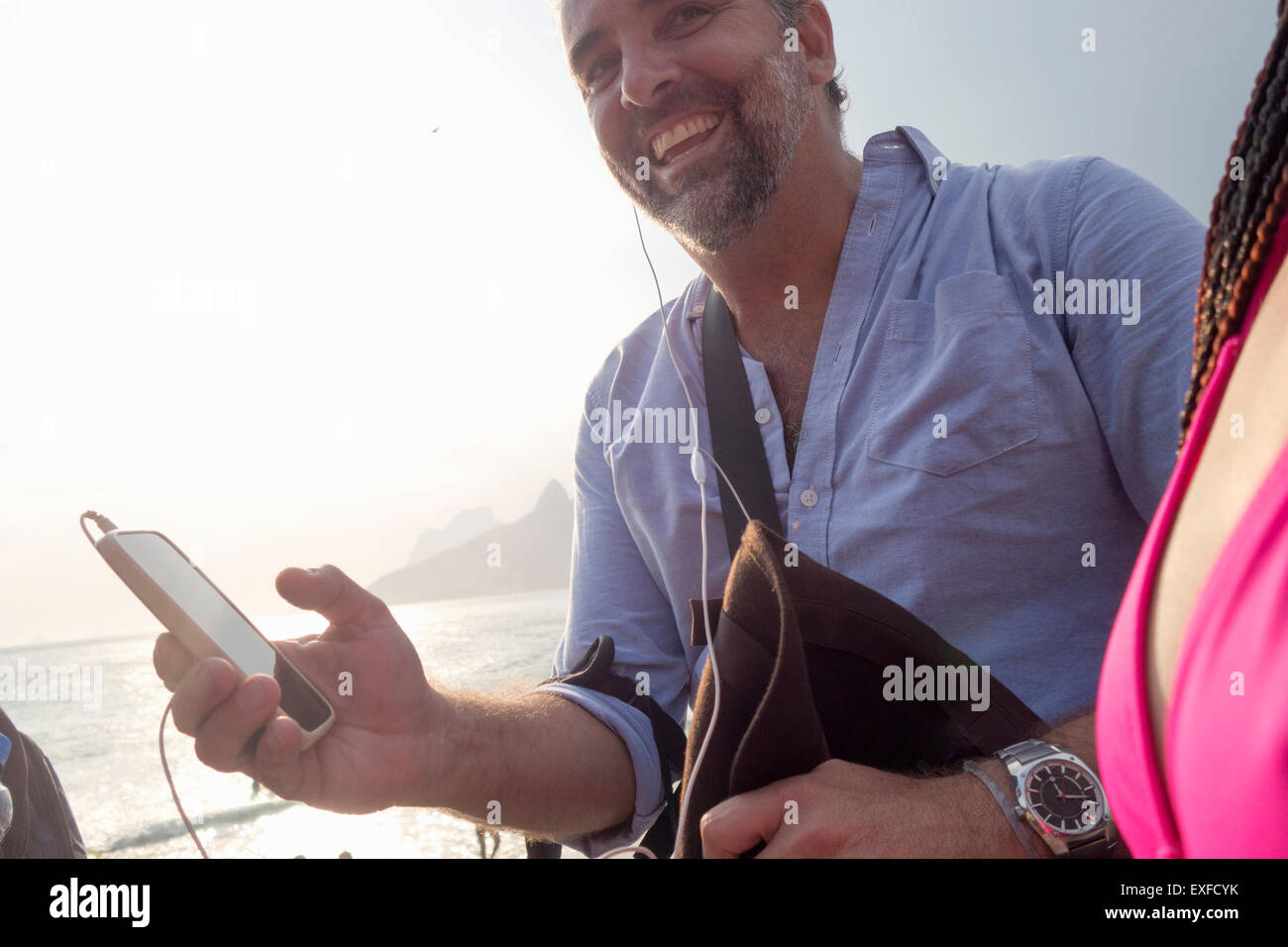 Mann mit Smartphone, Strand von Ipanema, Rio De Janeiro, Brasilien Stockfoto